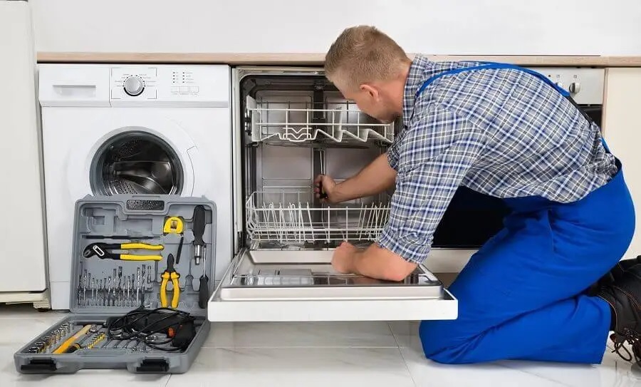 Seferihisar Gorenje servisi teknisyen ekibi beyaz eşya tamiri yaparken